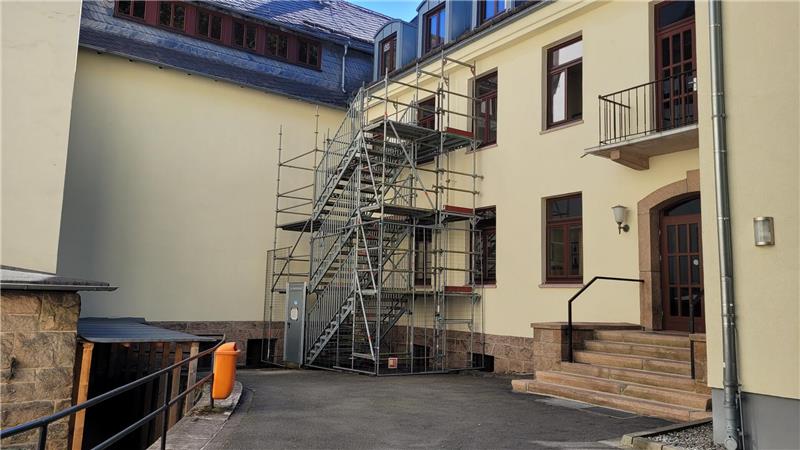 Bad Harzburger NIG wird bis Ende 2026 zur Baustelle Schon seit ein paar Jahren finden sich außen an den Gebäudeteilen des NIG provisorische Fluchttreppen in Gerüstform. Sie sollen ersetzt werden.