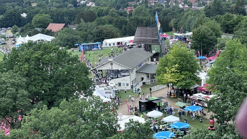 Schon vom Parkplatz Eichenkoppel aus ist der Blick übers Gelände famos. Am „Yellow-Jockey“-Wochenende soll der Kran dann im Bereich der Bühne stehen, dort, wo auf diesem Bild hinten in der Mitte noch das Kaffee-Zelt der Rennwoche zu sehen ist .