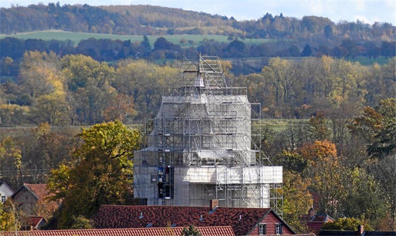 Werlaburgdorf: Millionenprojekt für maroden Kirchturm gestartet Schon von Weitem zu erkennen: Im Werlaburgdorfs Ortsmitte stehen Bauarbeiten an.