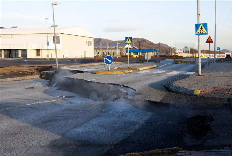 Schon vor zwei Tagen stieg Dampf aus einer Spalte in einer Straße im isländischen Grindavik auf.