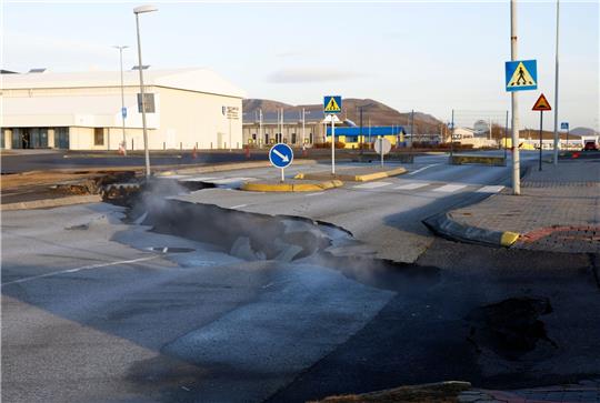Schon vor zwei Tagen stieg Dampf aus einer Spalte in einer Straße im isländischen Grindavik auf.