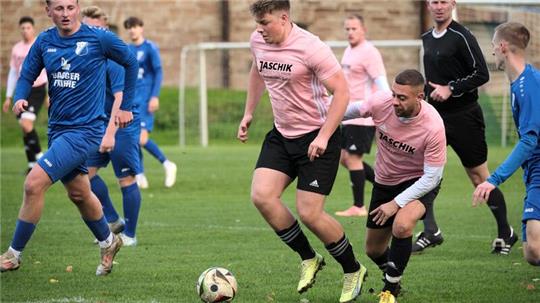 Schon wieder Favoritenschreck? Der TSV Lochtum, hier Bastian Wagner (M.) und Karim Ben-Guedria, haben im Nordharzpokal bereis die FG Vienenburg/Wiedelah ausgeschaltet. Jetzt soll am Montag der SC 18 Harlingerode dran glauben. Foto: Drechsler