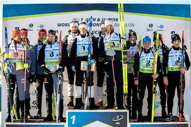 Köllner holt mit der deutschen Junioren-Staffel WM-Silber Schon wieder auf dem Podest: Hans Köllner (4. v. li.) belegt mit der deutschen Juniorenstaffel Platz zwei hinter Norwegen und vor Italien. Foto: Yevenko/IBU