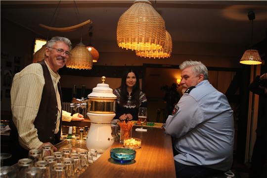 Schon zu einem Team geworden: Hans-Günter Schärf als Wirt Toni (links), Anna Fischer und Aljoscha Stadelmann. Foto: Jung