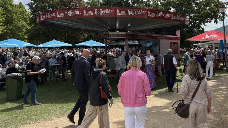 Ein Bierstand gefüllt mit vielen Leuten.