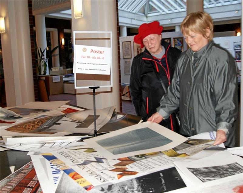 Schon zur Eröffnung wurden die zahlreichen Kunstwerke, Drucke und Poster eingehend begutachtet. Wer etwas kauft oder ersteigert, unterstützt das Tanzprojekt „Chance by Dance“. Foto: Brummer