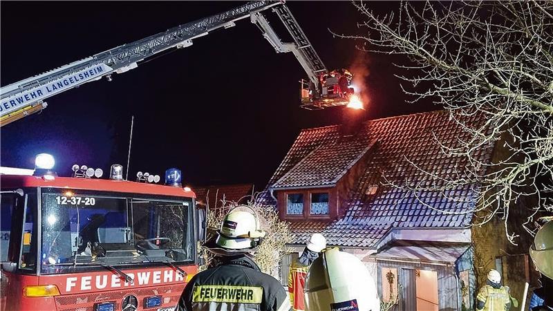 Schornsteinbrand in Hahausen hält Wehr stundenlang in Atem Schornsteinbrand im Hahäuser Hütteweg: Flammen schlagen aus dem Abzug, als die Einsatzkräfte versuchen, ihn mit einer Kugel freizukriegen.  Foto: Feuerwehr