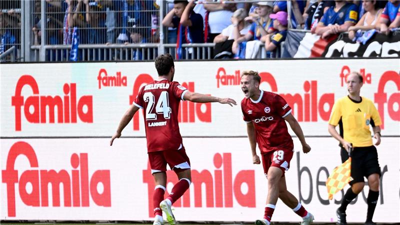 Arminia spitze: Aufsteiger gewinnt auch bei Holstein Kiel Schoss ein Freistoß-Traumtor: Arminias Tim Handwerker (r)