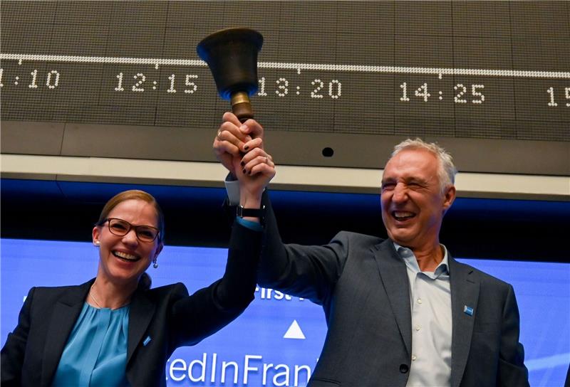 Schott Pharma erfolgreich an Börse gestartet Schott-Pharma-Chef Andreas Reisse und Finanzvorständin Almuth Steinkühler läuten in Frankfurt die Börsenglocke.