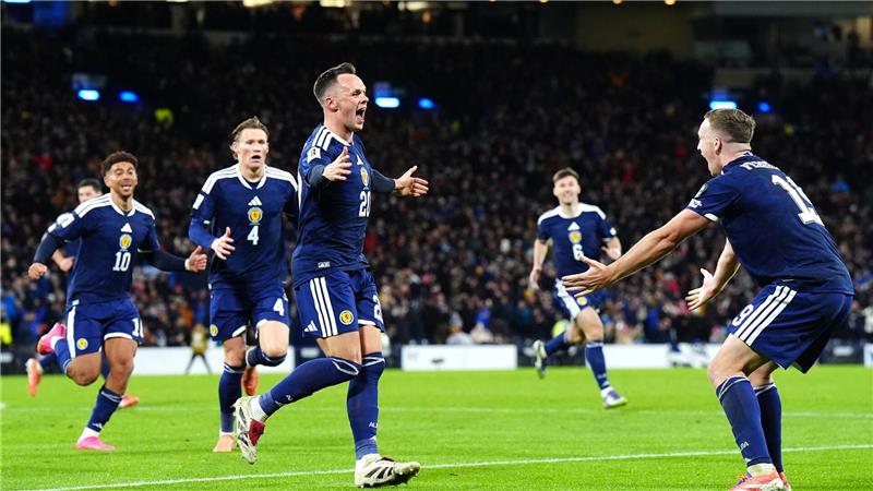 Schottland jubelte gegen Dänemark spät.