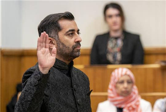 Schottlands neuer Regierungschef Humza Yousaf legt den Eid ab, als er im Court of Session in Edinburgh als «First Minister» vereidigt wird.