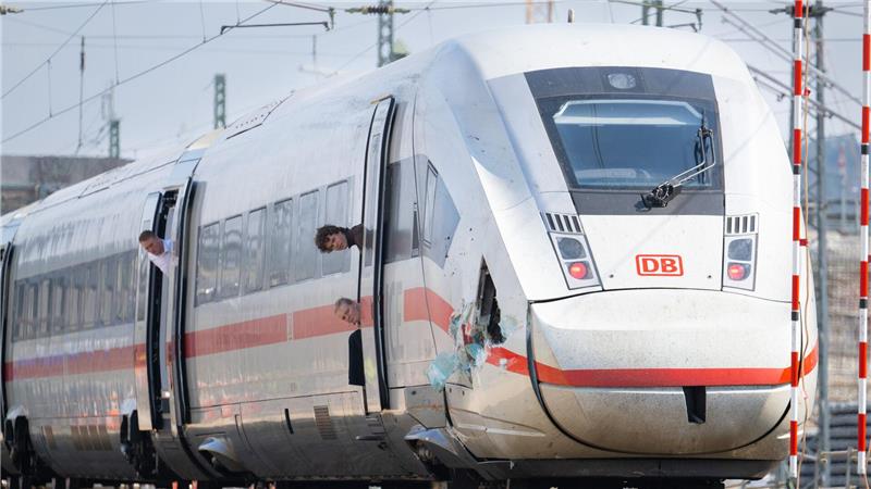 ICE fährt gegen Baggerarm - Baggerfahrer verletzt Schreck auf der ICE-Strecke Fulda-Hanau.