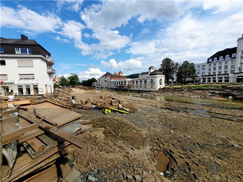 Schreckensbild im August: Die frühere Kurpromenade in Bad Neuenahr ist durch die Flutwelle ausradiert. Auch Steigenberger-Hotel und Spielbank (re.) sind stark beschädigt.