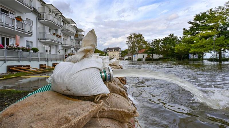 Trotz fallender Pegel: Hochwasserlage angespannt Schreckmoment in Eisenhüttenstadt: In einem Stadtteil wurde in der Nacht ein Sandsack-Wall unterspült, die Feuerwehr musste rasch reagieren.