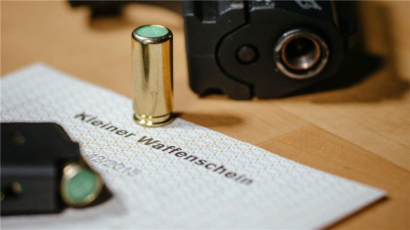 Schreckschusswaffen dürfen mit kleinem Waffenschein geführt werden – die Zahl der Erlaubnisse steigt. (Symbolbild) 