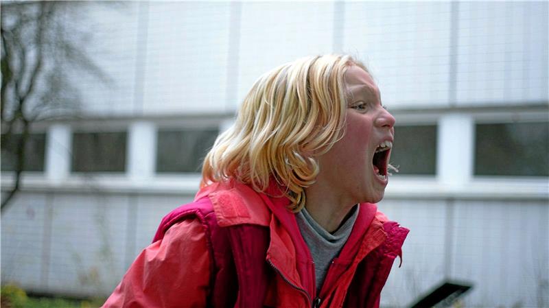 Schreien, Austicken, Wutanfälle, die Erwachsene vollkommen überfordern können. Manche Kinder sind „Systemsprenger“, wie es die junge Schauspielerin Helena Zengel (Foto) im gleichnamigen Film demonstriert. Auch Selina, die seit achteinhalb Jahren bei einer Goslarer Familie lebt, rastet immer wieder aus. Ihre Pflegeeltern haben gelernt, damit umzugehen. Das Jugendamt entschied, dass die geschlossene Abteilung der Kinder- und Jugendpsychiatrie der bessere Ort für die Zehnjährige ist. Symbolfoto: Kineo-Film