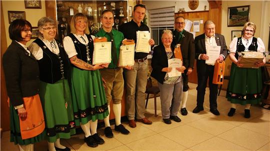 Schriftführerin Heimatbund Oberharz Silvia Steinbach, Vorsitzende Ursula Scheffel, Nicole Jordan, Jens Kleve, Cristian Schulte, Ingrid Lader nahm für ihre Tochter Astrid Hauser die Ehrung entgegen, Vorsitzender Heimatbund Oberharz Rüdiger Kail, Karl-Heinz Böhmer, Dagmar Milosch