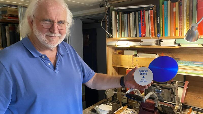 Jürgen Saalfeldt macht in Braunlage Kunst aus Buchstaben Schriftsetzer Jürgen Saalfeldt bedruckt in seiner Kellerwerkstatt auch Bierdeckel nach Wunsch.