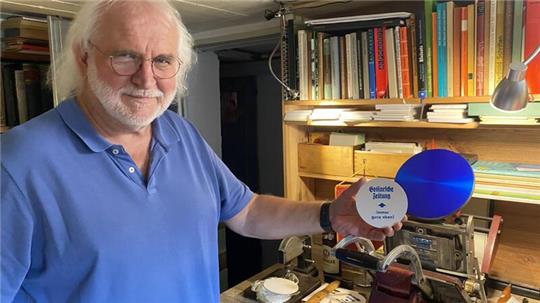 Schriftsetzer Jürgen Saalfeldt bedruckt in seiner Kellerwerkstatt auch Bierdeckel nach Wunsch.