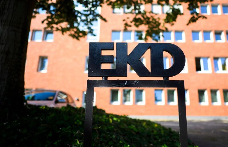 Kurschus will mehr Anstrengungen gegen Antisemitismus Schriftzug am Kirchenamt der Evangelischen Kirche in Deutschland (EKD).