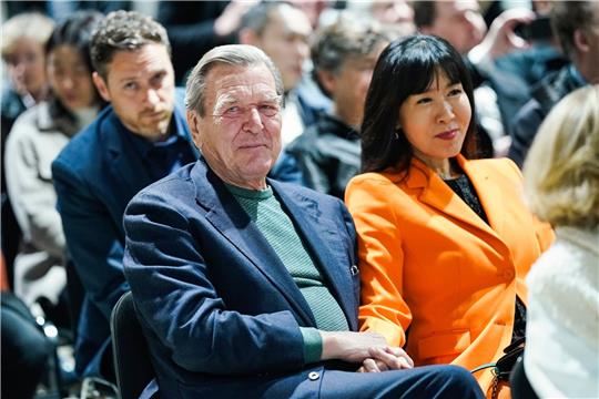 Schröder-Kim und ihr Ehemann waren zuletzt in die Kritik geraten, weil sie an einem Empfang in der russischen Botschaft zum Jahrestag des Sieges über Nazi-Deutschland teilgenommen hatten.