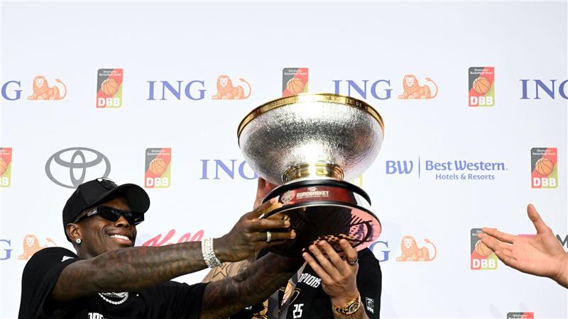 Mit Netz und Silberschüssel: Basketballer genießen EM-Party Schröder brachte die Trophäe auf die Bühne.