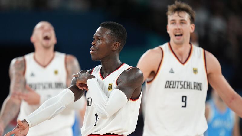 „Geschichte geschrieben“: Basketballer im Halbfinale Schröder und Wagner feiern den Halbfinal-Einzug.