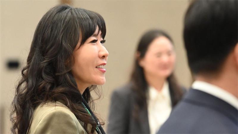 Schröders Ehefrau Soyeon Schröder-Kim ist ebenfalls nach China gereist. 