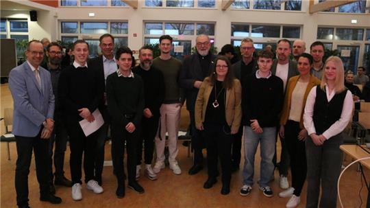 Schüler, Lehrer, Polizisten: Ein großes Podium befasst sich in der Berufsschule "Am Stadtgarten" mit vielen Facetten der Demokratie.