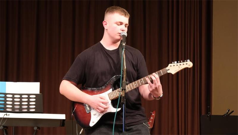 Vier Bands spielen in der Okeraner Gesamtschule Schüler Noah Breitkopf präsentiert einen selbstgeschriebenen Song.