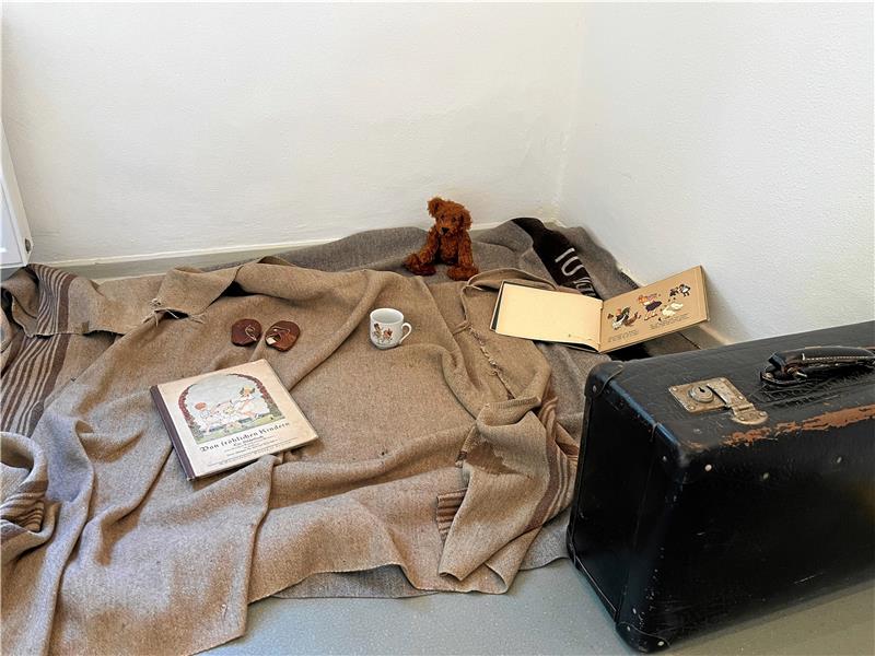 Schicksale von Jugendlichen im Holocaust lassen Tränen fließen Schüler aus Helmstedt haben die Größe und Ausstattung eines Verstecks von jüdischen Kindern nachgestellt. Foto: Otte