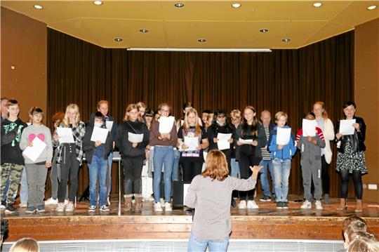 Schüler aus dem sechsten Jahrgang singen vom Frieden.  Fotos: Hartmann