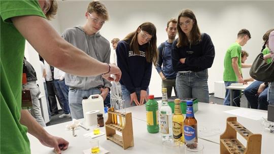 Schüler des CvD-Gymnasiums experimentieren auf der Ideen-Expo.