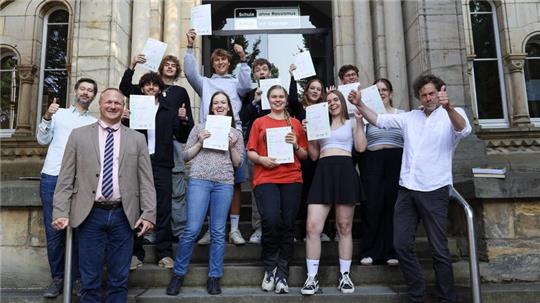 Schüler des Ratsgymnasiums freuen sich über ihre Sprachzertifikate.