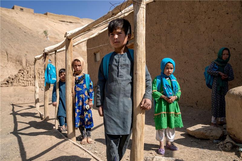 HRW: Taliban-Politik gefährdet auch Bildung von Jungen Schüler einer zweiten Klasse in Bamiyan.