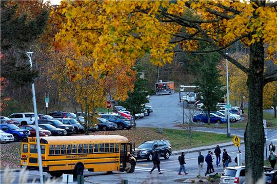 Schüler kehren nach der Bluttat am 25.10.2023 zurück an die Schule in Lewiston.