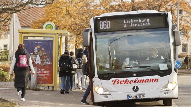 Goslarer Elternrat will den Kreis der Begünstigten ausweiten Schüler steigen nach dem Unterricht in Goslar in einen Stadtbus ein: Der Kreiselternrat will, dass mehr Mädchen und Jungen ein Schülerticket bekommen, um kostenlos mit Bus und Bahn zum Unterricht fahren zu können.