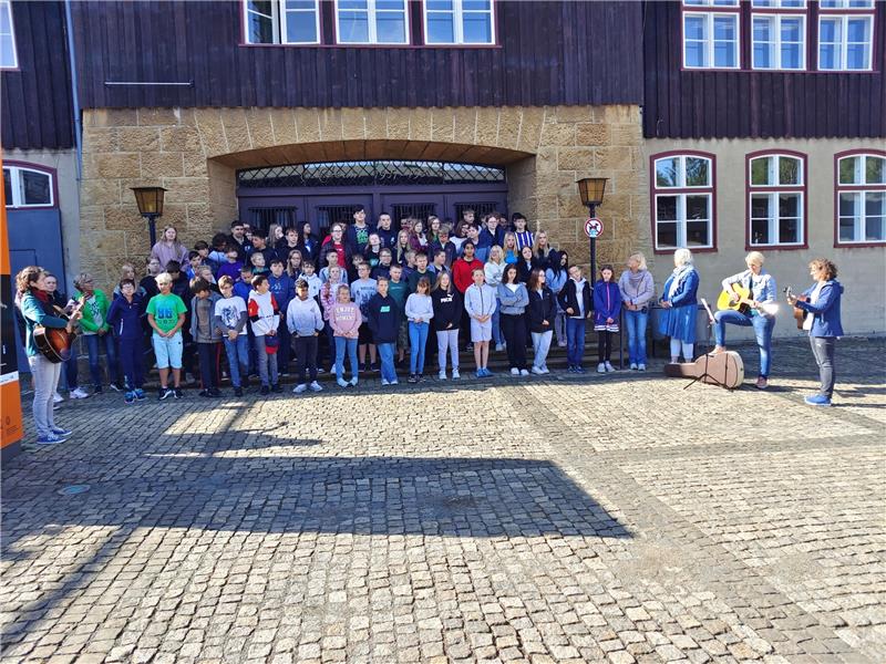 Schüler und Lehrer der Pestalozzischule singen beim Rammelsberg das Steigerlied. Foto: Privat