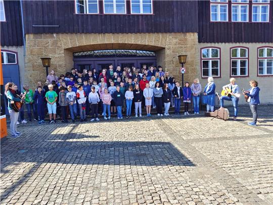 Schüler und Lehrer der Pestalozzischule singen beim Rammelsberg das Steigerlied. Foto: Privat
