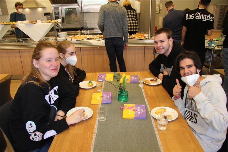 Schüler und Schülerinnen genießen das Essen im umgestalteten Bistro.  Foto: Hohaus