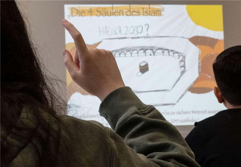 Schüler und Schülerinnen nehmen am islamischen Religionsunterrichts teil.