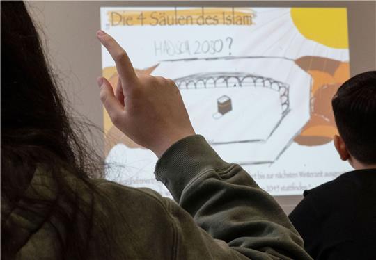 Schüler und Schülerinnen nehmen am islamischen Religionsunterrichts teil.