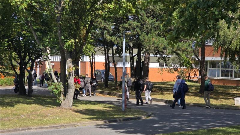 Schüler verlassen das Gebäude.