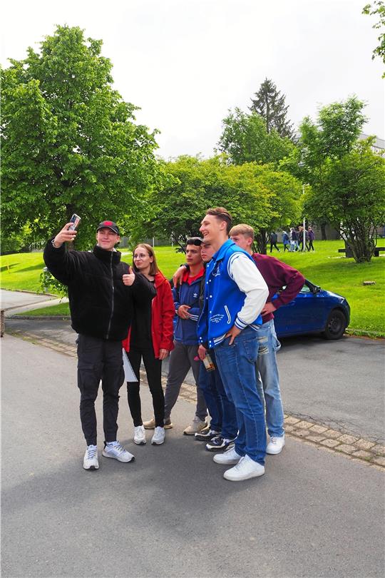 Schülerinnen und Schüler auf dem Campus der TU Clausthal: Was die Harzer Universität alles zu bieten hat, kann die junge Generation beim Studi-Science-Day erfahren. Foto: Wruck/TU Clausthal