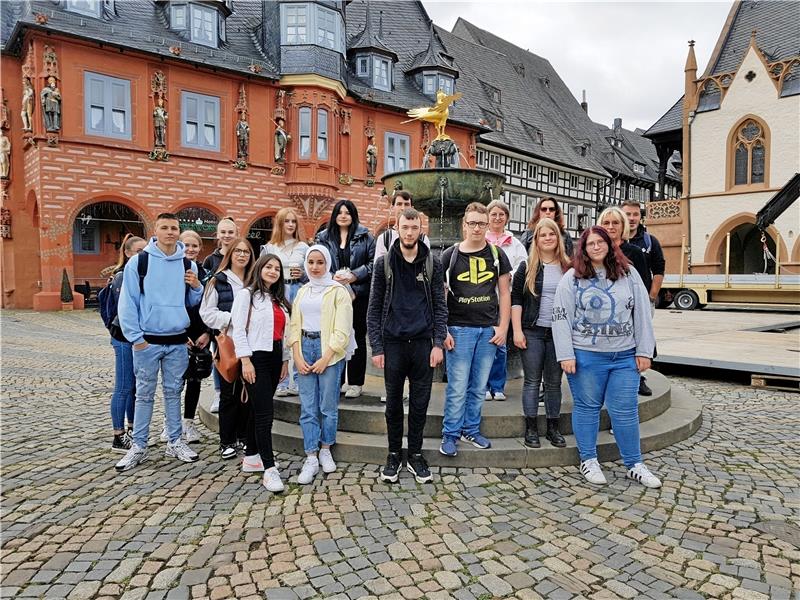 Schülerinnen und Schüler der 12. Klasse Fachoberschule Gestaltungstarten eine Begehung in der Innenstadt. Foto: Stadt Goslar