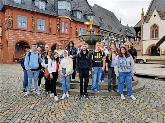 Schülerinnen und Schüler der 12. Klasse Fachoberschule Gestaltungstarten eine Begehung in der Innenstadt. Foto: Stadt Goslar