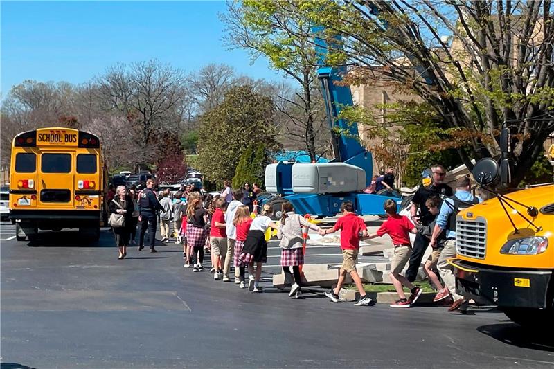 Amoklauf an Grundschule in Nashville war über Monate geplant Schülerinnen und Schüler der Grundschule in Nashville werden am Tag des Amoklaufs in Sicherheit gebracht.