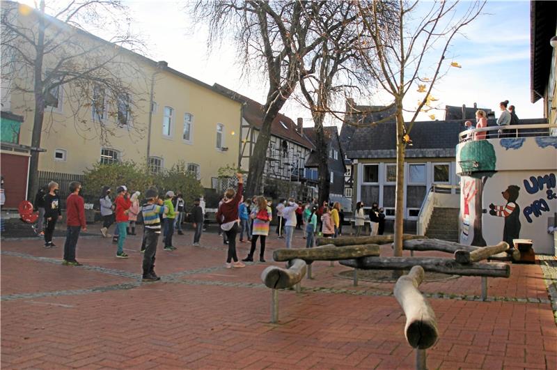 Kinder der Schillerschule sagen Dankeschön Schülerinnen und Schüler der Schillerschule in Goslar bedanken sich auf dem Schulhof bei Anke Gabriel und Gerd Niehus von der Scout-Stiftung Foto: Belz