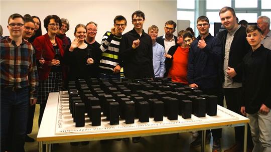 Schülerinnen und Schüler der Schule am Harly eröffnen ihr Projekt zu jüdischem Leben in Goslar.