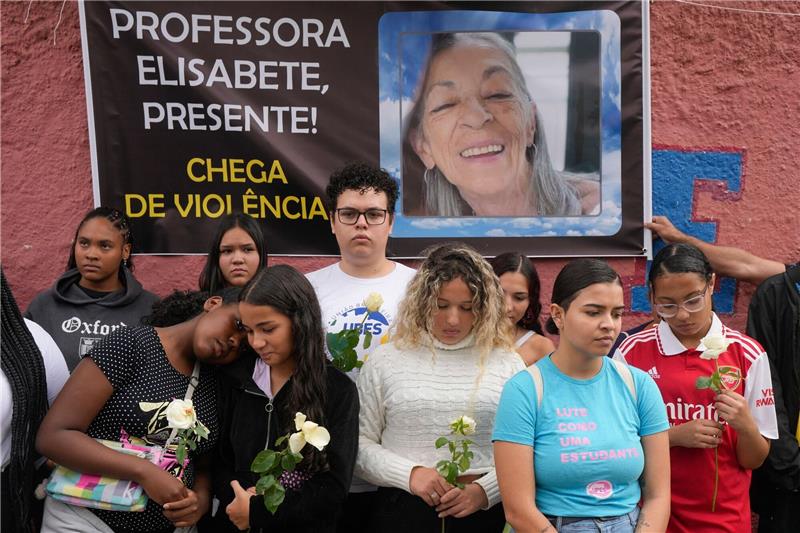 Schüler trauern um Lehrerin nach Messerattacke in Brasilien Schülerinnen und Schüler der betroffenen Schule in São Paulo trauern um die getötete Lehrerin.